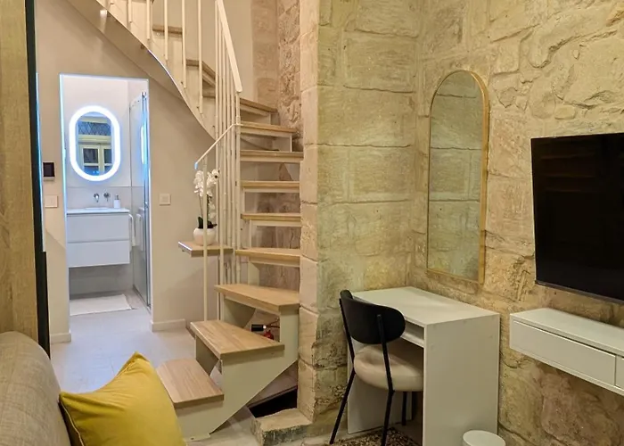 - Rooftop Views, Wine Cellar & Espresso Appartement *