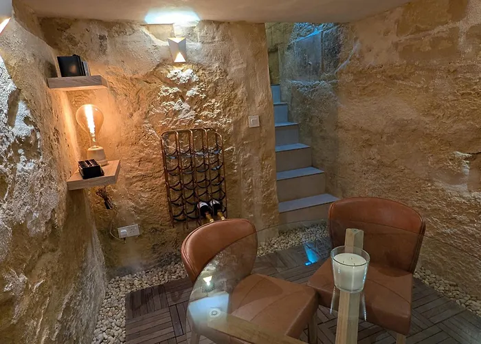 - Rooftop Views, Wine Cellar & Espresso * Isla