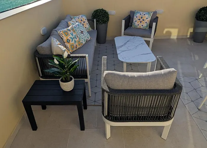 - Rooftop Views, Wine Cellar & Espresso * Isla