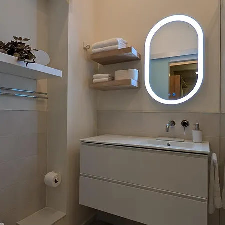 Apartment - Rooftop Views, Wine Cellar & Espresso *