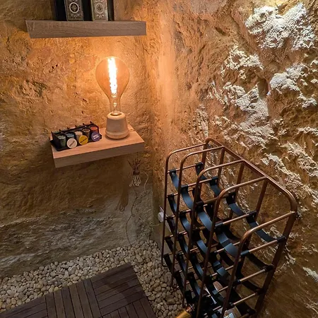 - Rooftop Views, Wine Cellar & Espresso Apartment *